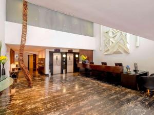 um átrio de um hotel com recepção em Pergamon SP Frei Caneca by Accor em São Paulo