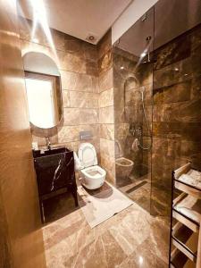 La salle de bains est pourvue de toilettes, d'un lavabo et d'une douche. dans l'établissement The Besty Ocean Suite-By Ayla Stay, à Casablanca