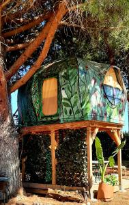 a tree house sitting in a tree at Nuit insolite in Vias