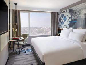 Postel nebo postele na pokoji v ubytování Novotel Suites Yogyakarta Malioboro