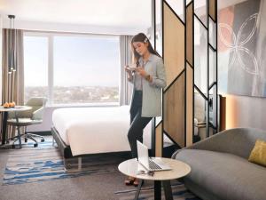 Postel nebo postele na pokoji v ubytování Novotel Suites Yogyakarta Malioboro