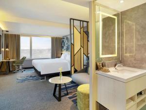 Postel nebo postele na pokoji v ubytování Novotel Suites Yogyakarta Malioboro