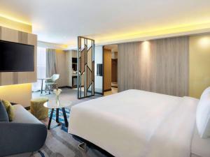 Postel nebo postele na pokoji v ubytování Novotel Suites Yogyakarta Malioboro