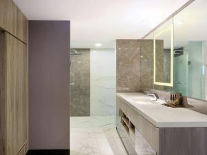 Koupelna v ubytování Novotel Suites Yogyakarta Malioboro