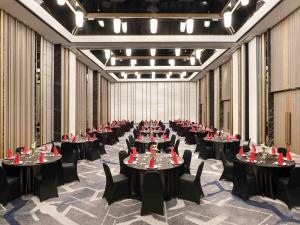 a large banquet hall with tables and chairs at Novotel Suites Yogyakarta Malioboro in Yogyakarta