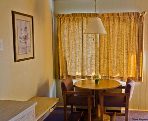 d'une salle à manger avec une table, des chaises et une fenêtre. dans l'établissement Inn Town Motel, à Waupun