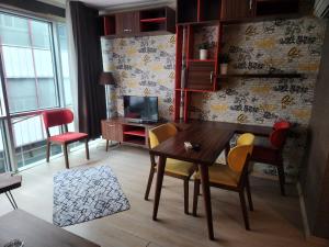 Corner Palace Levent في إسطنبول: غرفة معيشة مع طاولة وكراسي وتلفزيون