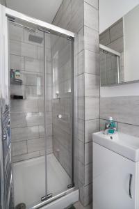La salle de bains est pourvue d'une douche, de toilettes et d'un lavabo. dans l'établissement 1Bed-Town Centre-Free Parking, à Fife