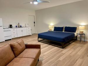 Buchanan DamRanchette Apartment- beach access small lake view的带床和沙发的客厅