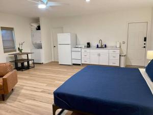 Buchanan DamRanchette Apartment- beach access small lake view的一间带蓝色床的卧室和一间厨房 更多23张照片