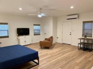 Ranchette Apartment- beach access small lake view的电视和/或娱乐中心