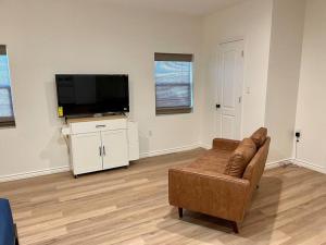 Ranchette Apartment- beach access small lake view的电视和/或娱乐中心