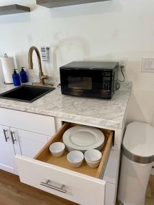 Ranchette Apartment- beach access small lake view的厨房或小厨房