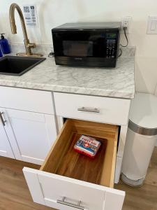 Ranchette Apartment- beach access small lake view的厨房或小厨房
