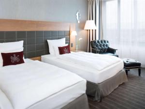 เตียงในห้องที่ Mövenpick Hotel Stuttgart Airport