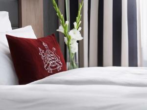 เตียงในห้องที่ Mövenpick Hotel Stuttgart Airport