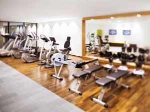 ein Fitnessstudio mit einem Haufen Trainingsgeräten darin. in der Unterkunft Mövenpick Hotel Stuttgart Airport in Stuttgart