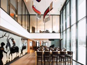 ห้องอาหารหรือที่รับประทานอาหารของ Mövenpick Hotel Stuttgart Airport