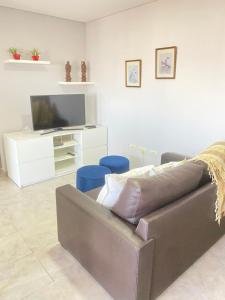 a living room with a couch and a tv at Altezza apartamento in San Francisco