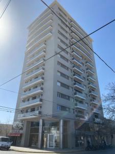 a tall white apartment building with a window at Altezza apartamento in San Francisco