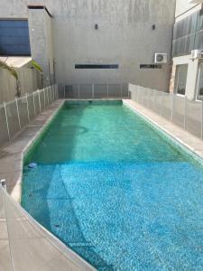 una piscina de agua azul en un edificio en Altezza apartamento en San Francisco