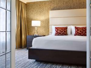 Кровать или кровати в номере Fairmont Waterfront