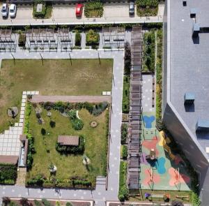 uma vista aérea de um pátio com um parque em TOYA Next Residence em Istambul