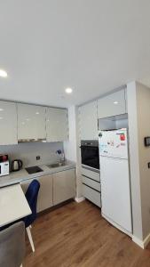 A cozinha ou cozinha compacta de TOYA Next Residence