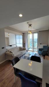 uma sala de estar com um sofá e uma mesa em TOYA Next Residence em Istambul