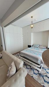een slaapkamer met een bed en een bank bij TOYA Next Residence in Istanbul