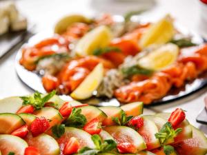 um grupo de pratos de alimentos com morangos e frutas em Mercure Paignton Hotel em Paignton