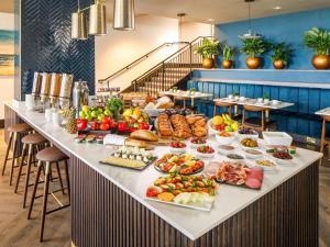 um buffet com muitos tipos diferentes de comida em uma mesa em Mercure Paignton Hotel em Paignton