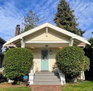 Historic Bungalow: Your Seattle Gateway