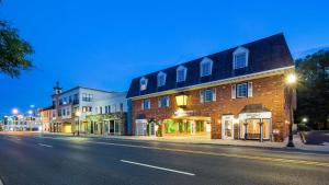 a city street at night with a large brick building at The Westfield Inn, BW Signature Collection in Westfield