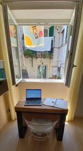 TV a/nebo společenská místnost v ubytování Baxeico Old Town Parking Free