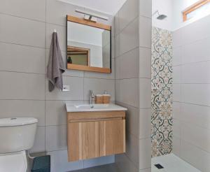 a bathroom with a sink and a mirror and a toilet at Glamping Jardín in Jardin