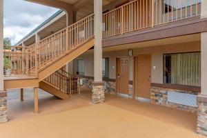 an empty lobby of a house with a staircase at Econo Lodge Byron - Warner Robins in Byron