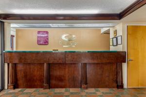 a bar in the lobby of a hospital at Econo Lodge Byron - Warner Robins in Byron