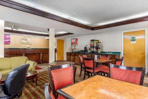 a restaurant with tables and chairs and a bar at Econo Lodge Byron - Warner Robins in Byron