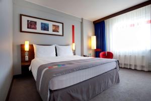 um quarto de hotel com uma cama grande e uma janela em Park Inn by Radisson Sheremetyevo Airport Moscow em Khimki