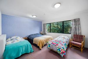 מיטה או מיטות בחדר ב-Hoani Honey - Kuratau Holiday Home