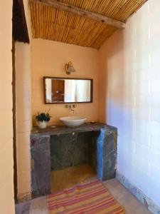 La salle de bains est pourvue d'un lavabo et d'un miroir. dans l'établissement hosteria castillos de huichaira, à Maimará