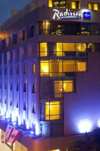 un bâtiment avec un panneau sur son côté dans l'établissement Radisson Blu Martinez Beirut, à Beyrouth