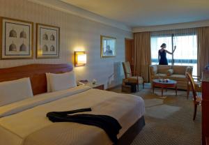 Voodi või voodid majutusasutuse Radisson Blu Martinez Beirut toas