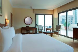 Voodi või voodid majutusasutuse Radisson Blu Martinez Beirut toas