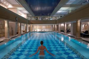 Bassein majutusasutuses Radisson Blu Martinez Beirut või selle lähedal