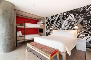Cape Town的住宿－開普敦海濱V&A麗笙紅標酒店，一间卧室配有一张床和壁画墙