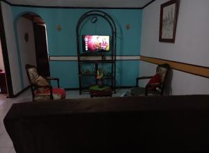 - un salon avec deux chaises et une télévision dans l'établissement Casa Celeste, à Morelia