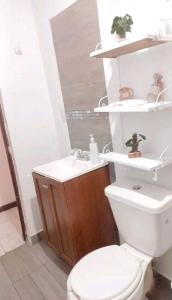 La salle de bains est pourvue de toilettes et d'un lavabo. dans l'établissement Casa Celeste, à Morelia