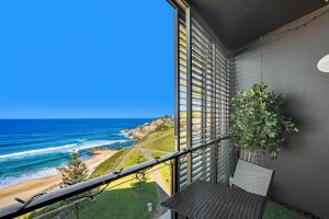 balcón con vistas al océano en 703 Luxury Ocean View Apartment en Newcastle